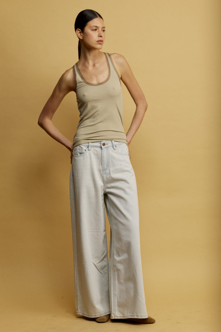 Pearl גופיית ריב ירוקה מבד נעים בעלת רצועות טול עדינות באזור המפתח והגב משכית