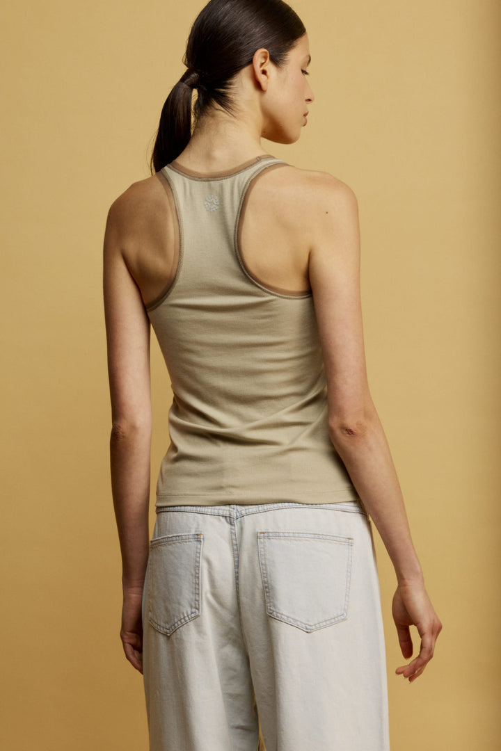 Pearl גופיית ריב ירוקה מבד נעים בעלת רצועות טול עדינות באזור המפתח והגב משכית