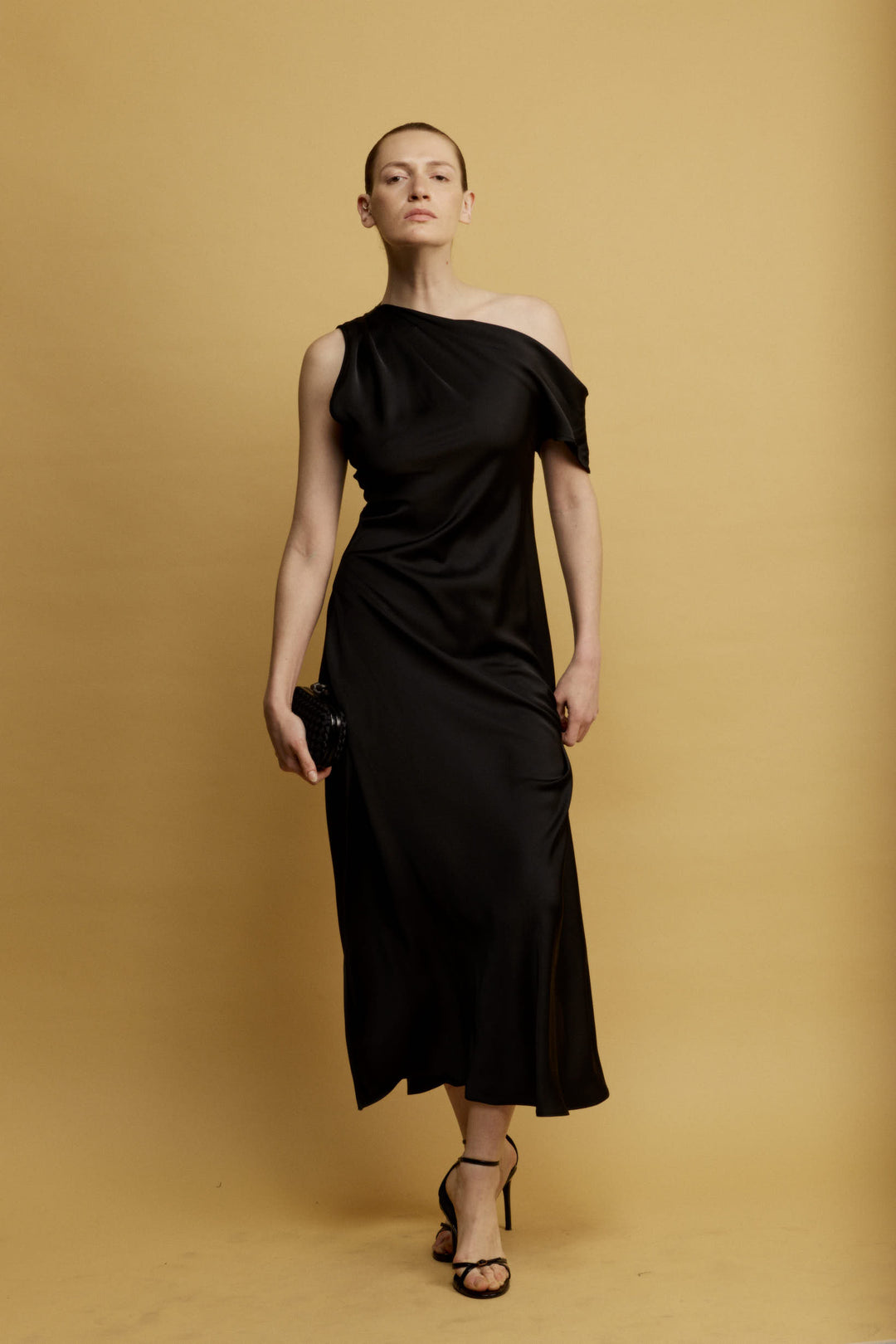 Stella שמלת ערב מקסי שחורה עם מפתח א-סימטרי מבד סאטן מייקרופייבר איכותי משכית