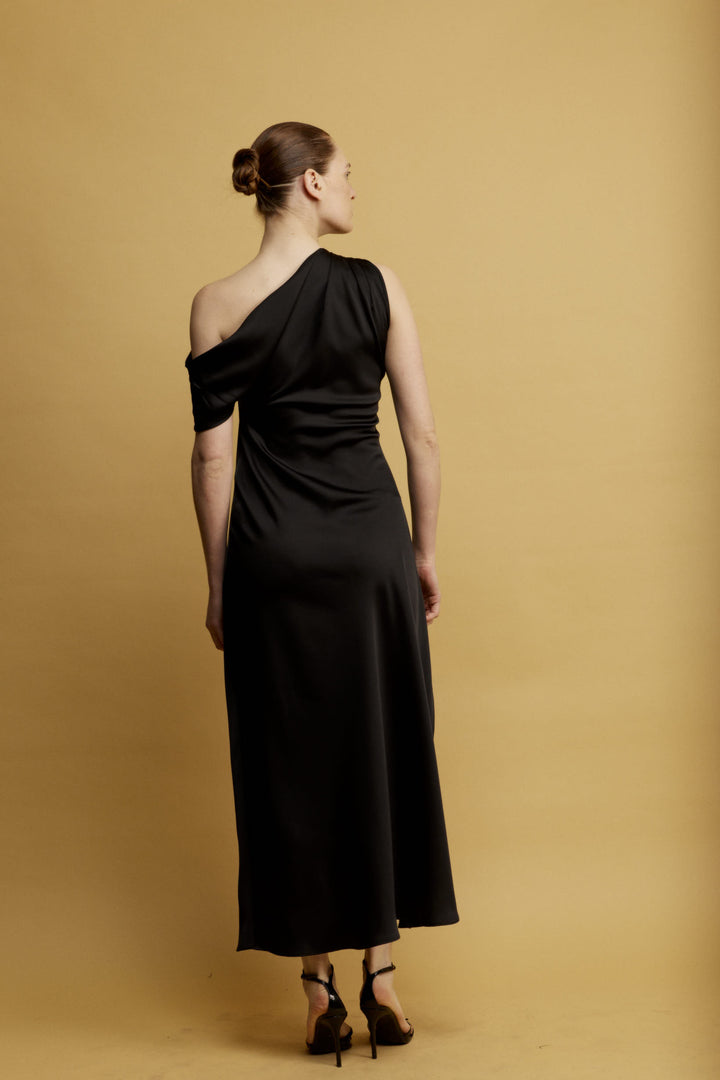 Stella שמלת ערב מקסי שחורה עם מפתח א-סימטרי מבד סאטן מייקרופייבר איכותי משכית