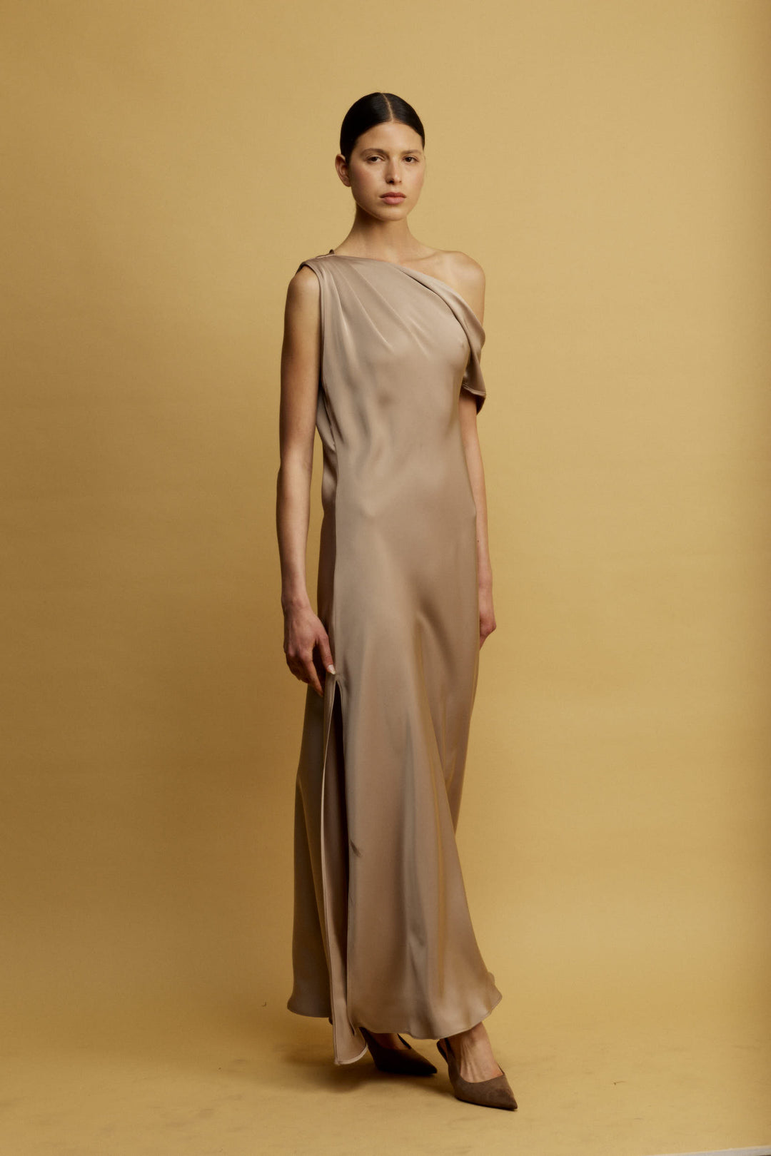 Stella שמלת ערב מקסי מוקה עם מפתח א-סימטרי מבד סאטן מייקרופייבר איכותי משכית