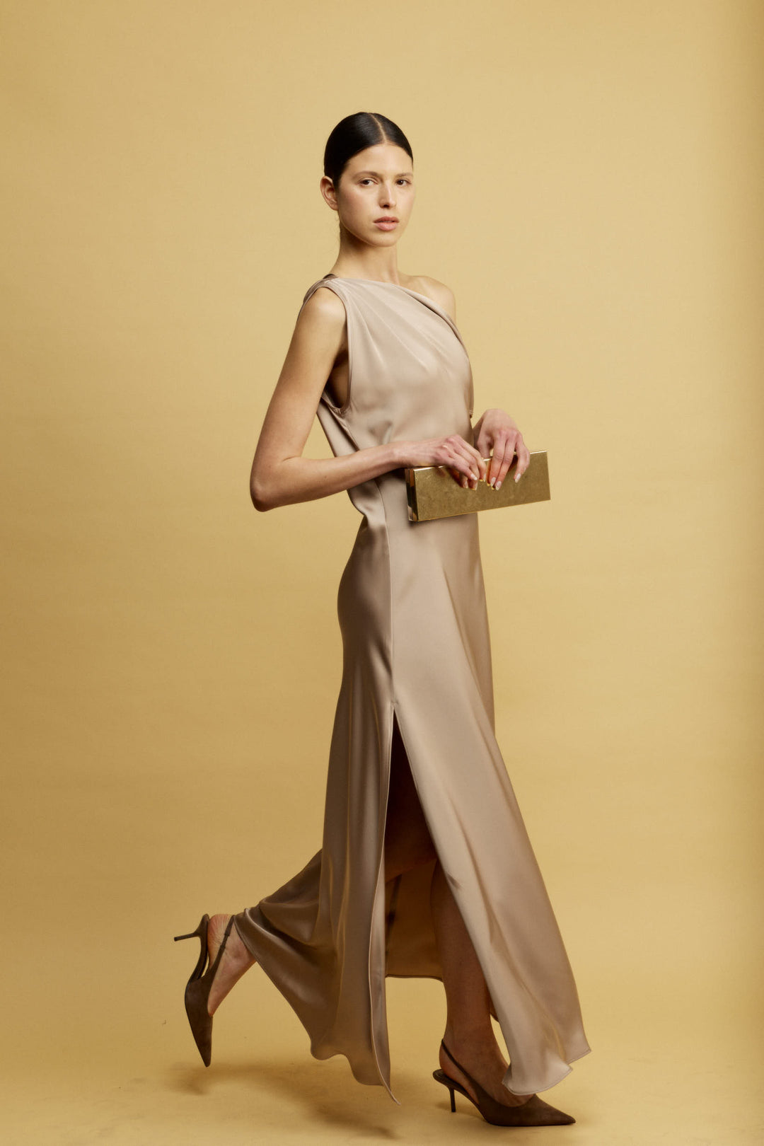 Stella שמלת ערב מקסי מוקה עם מפתח א-סימטרי מבד סאטן מייקרופייבר איכותי משכית