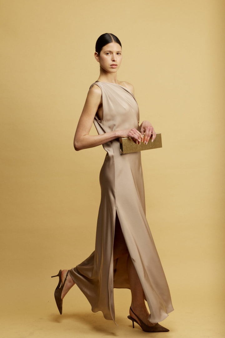 Stella שמלת ערב מקסי מוקה עם מפתח א-סימטרי מבד סאטן מייקרופייבר איכותי משכית