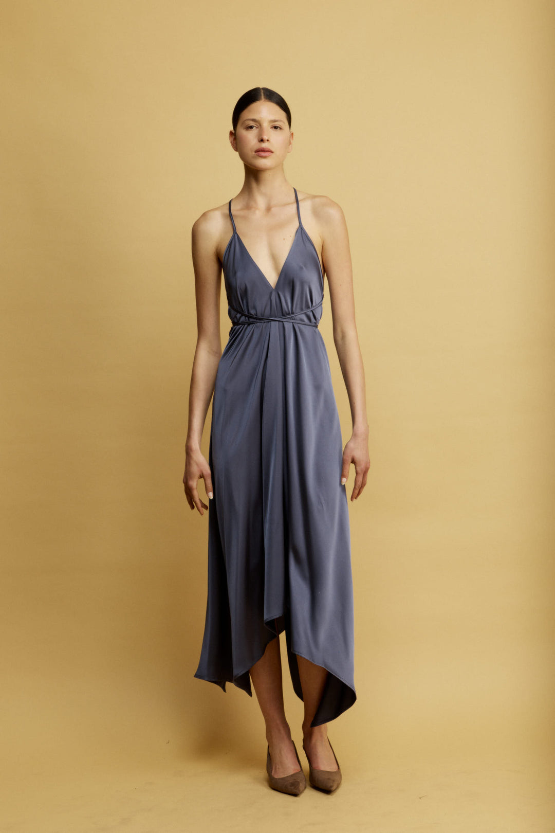 Daisy שמלת מידי כחולה עם מפתח ווי וגב פתוח בעלת סיומת א-סימטרית משכית