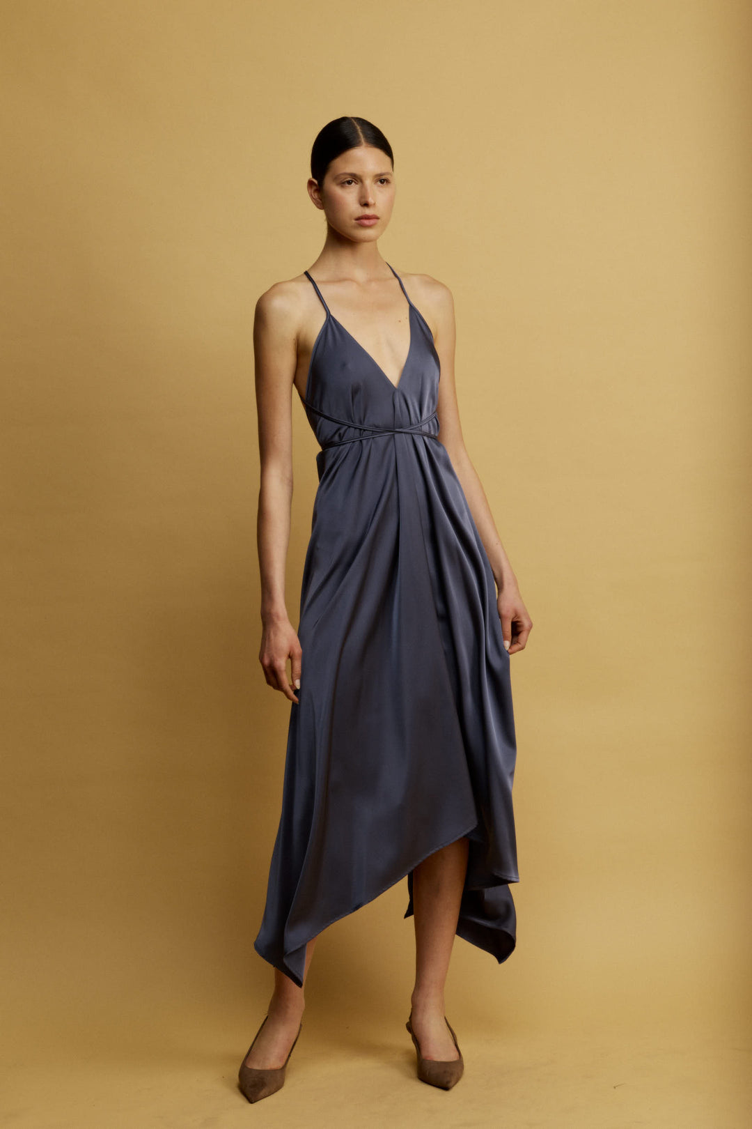 Daisy שמלת מידי כחולה עם מפתח ווי וגב פתוח בעלת סיומת א-סימטרית משכית