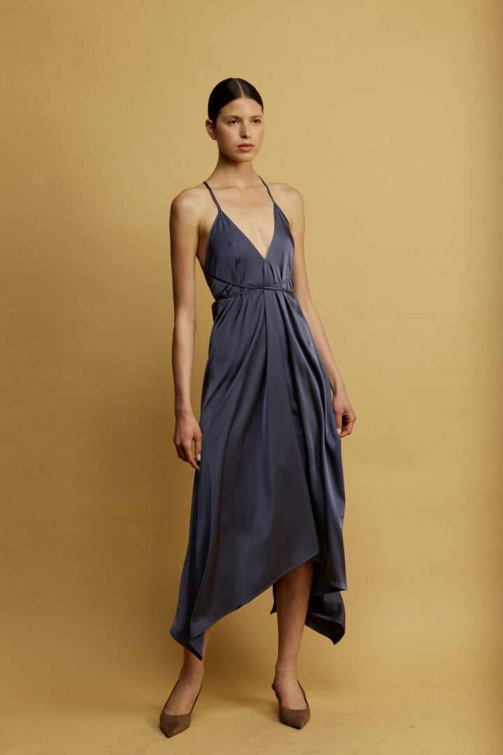 Daisy שמלת מידי כחולה עם מפתח ווי וגב פתוח בעלת סיומת א-סימטרית משכית