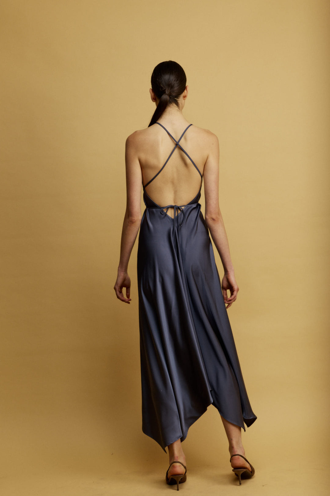 Daisy שמלת מידי כחולה עם מפתח ווי וגב פתוח בעלת סיומת א-סימטרית משכית