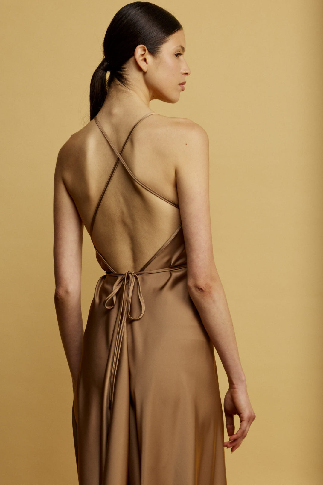 Daisy שמלת מידי מוקה עם מפתח ווי וגב פתוח בעלת סיומת א-סימטרית משכית