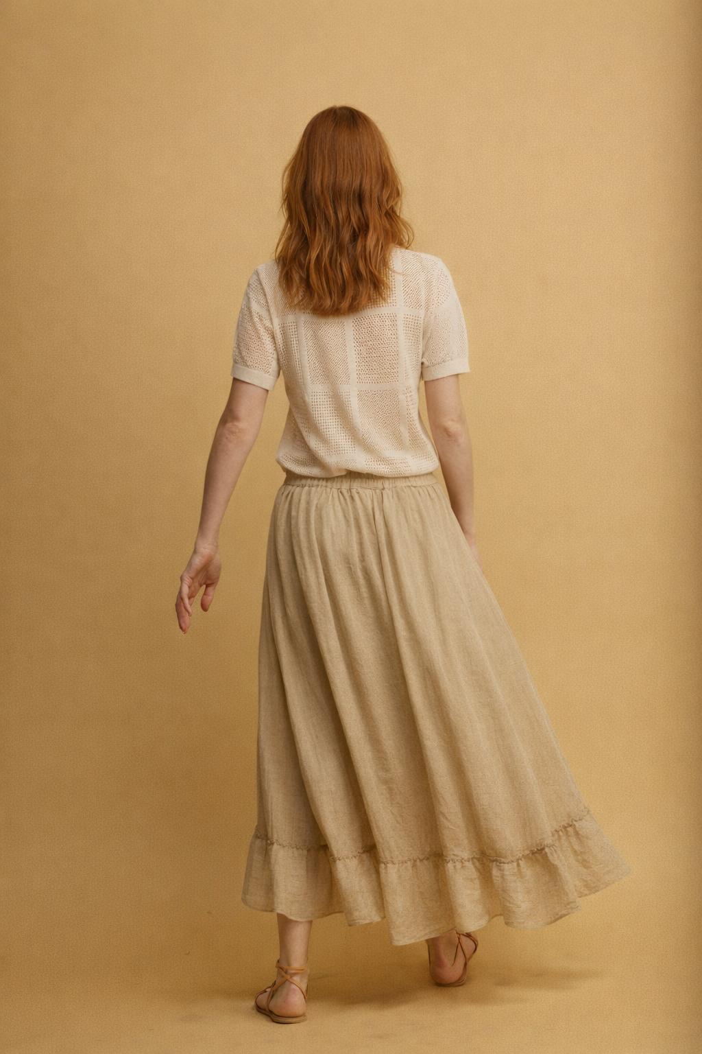 Roly חצאית מידי בז' בעלת כיסים וסיומת מלמלה א-סימטרית מבד נעים משכית