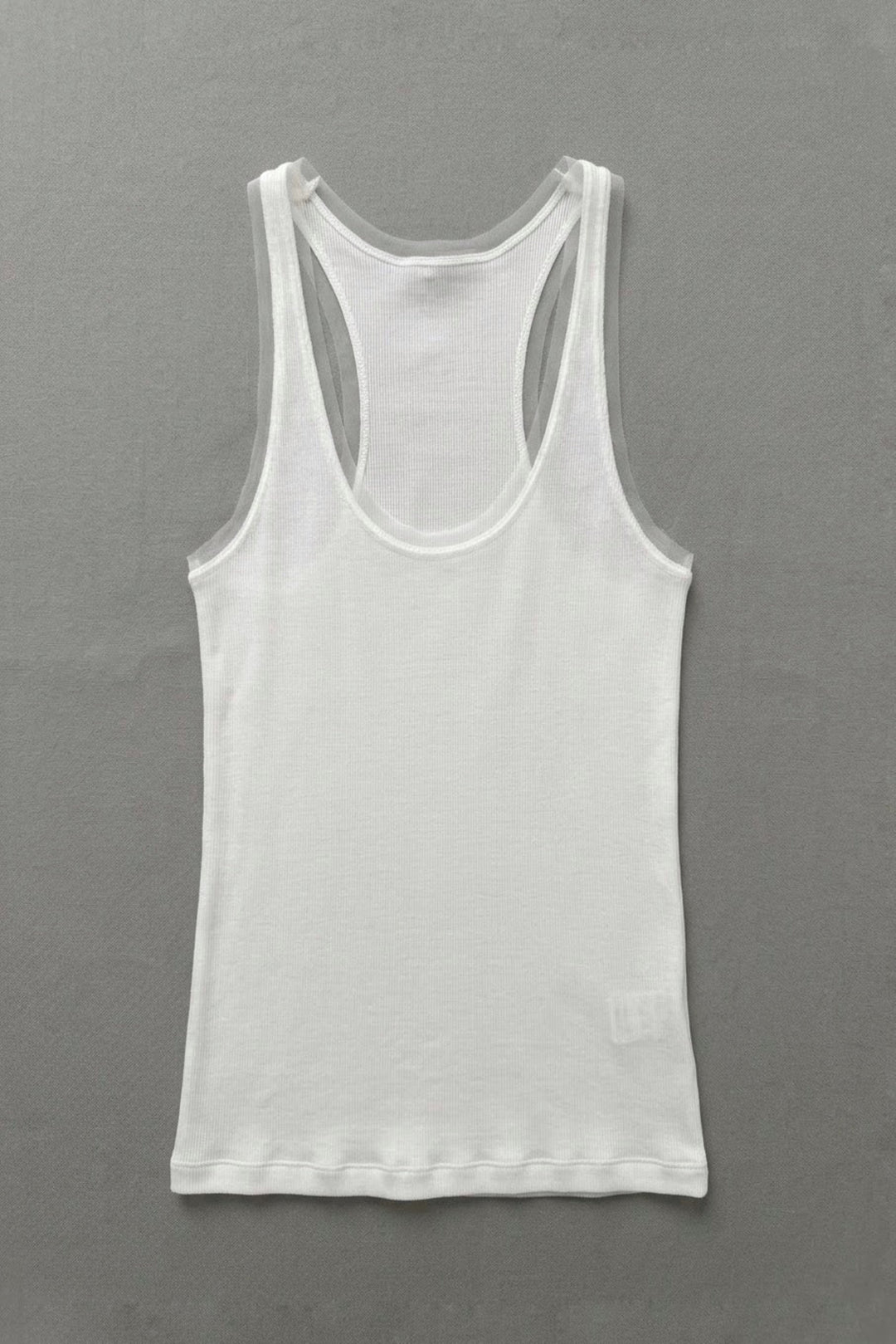 Pearl גופיית ריב לבנה מבד נעים בעלת רצועות טול עדינות באזור המפתח והגב משכית