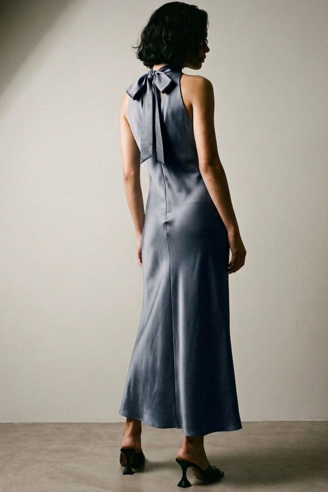 Monica שמלת ערב תכלת בגזרה קלאסית ואורך מידי בעלת צווארון עדין שנקשר בגב משכית