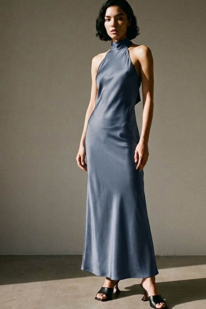 Monica שמלת ערב תכלת בגזרה קלאסית ואורך מידי בעלת צווארון עדין שנקשר בגב משכית
