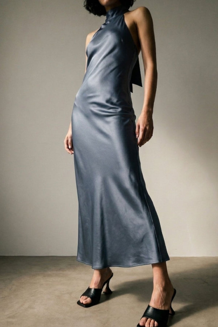Monica שמלת ערב תכלת בגזרה קלאסית ואורך מידי בעלת צווארון עדין שנקשר בגב משכית