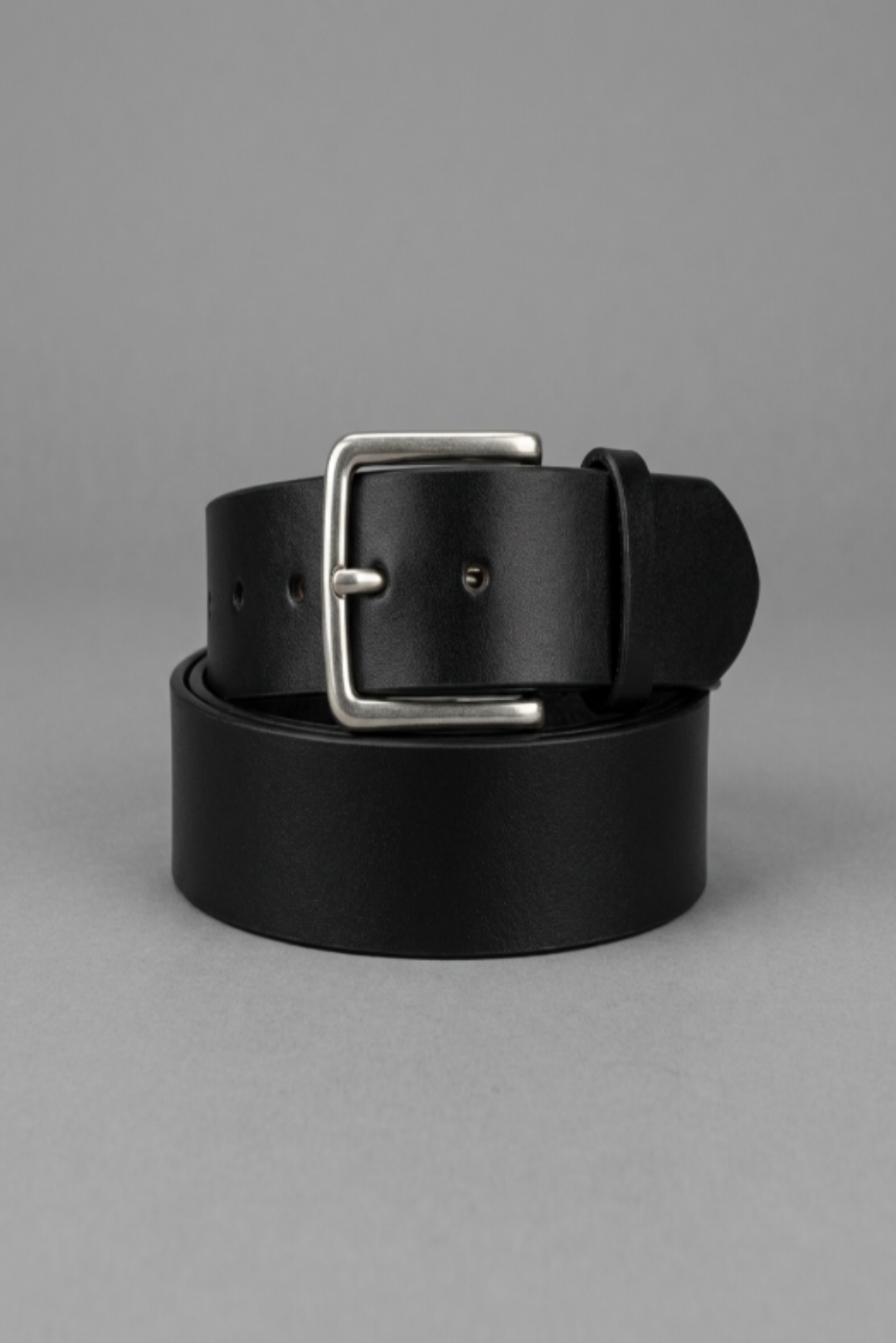 Keren חגורת עור שחורה בעלת אבזם כסוף משכית