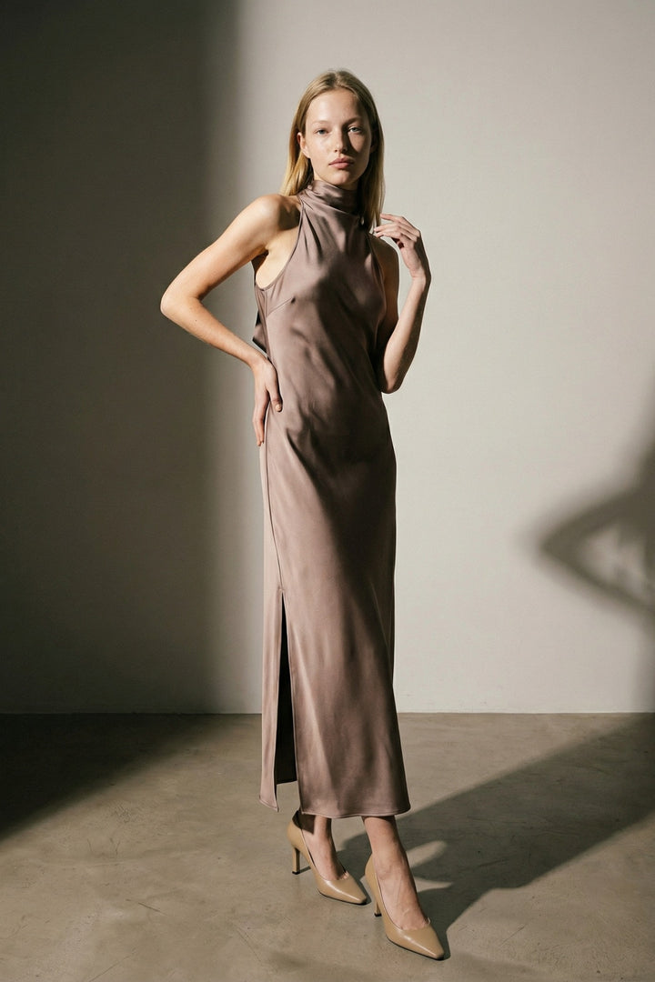 Monica שמלת ערב וורודה בגזרה קלאסית ואורך מידי בעלת צווארון עדין שנקשר בגב משכית